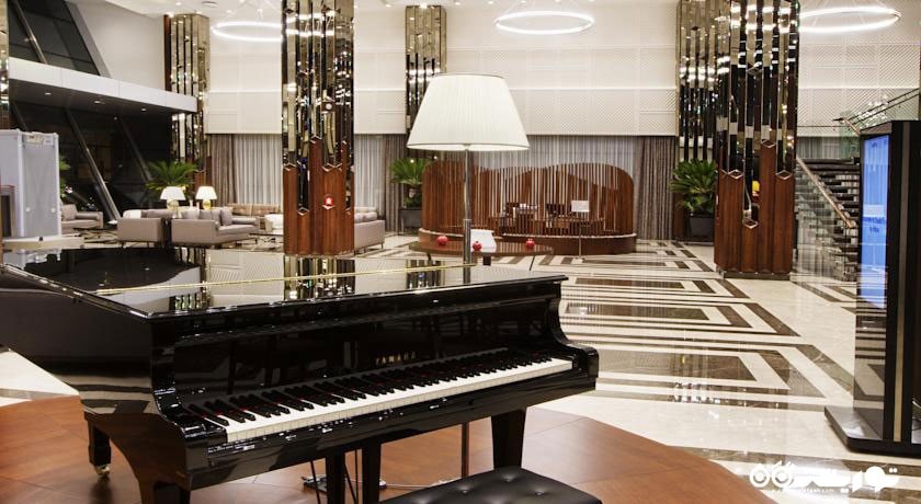 پیانو موجود در سالن لابی هتل